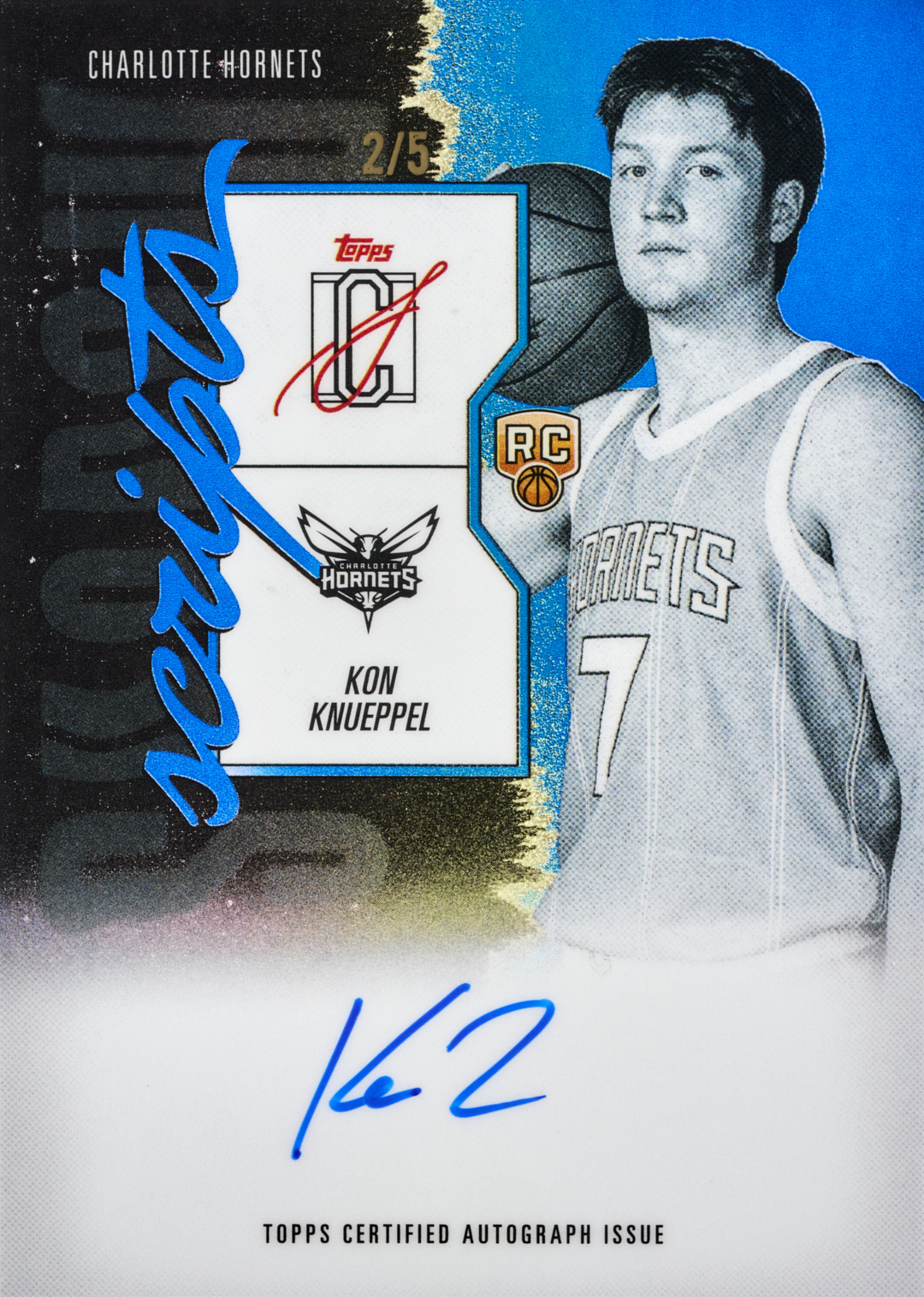 2025_Topps_SignatureClass_Basketball_ShawdowScripts_BlueRefractor_KonKnueppel_FR.jpg